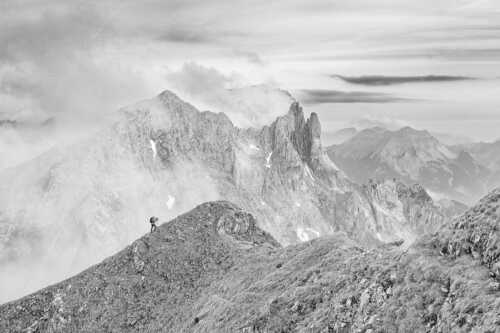 Bergsteigerin auf dem Grat zum Kuhkopf im Karwendelgebirge - Bergauf Bergab - Seitenverhältnis 3:2 - Karwendel Kuhkopf Grabenkarturm - weitere Infos unter https://www.kriner-weiermann.de