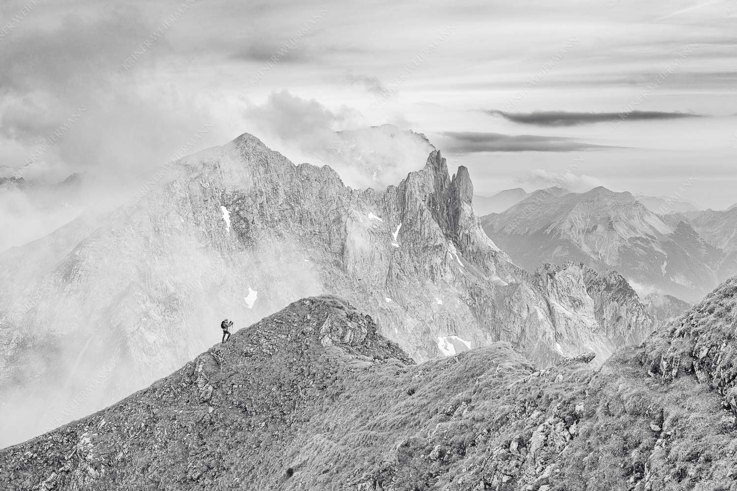 Bergsteigerin auf dem Grat zum Kuhkopf im Karwendelgebirge