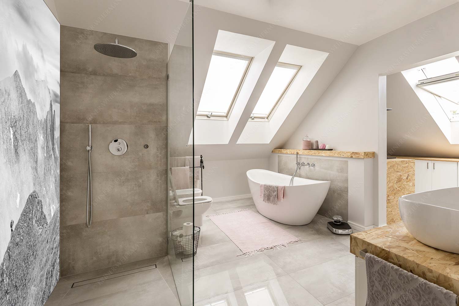 Bergauf Bergab – LED-Leuchtbild – Größe ca. 150x225cm, Seitenverhältnis 2:3 — Karwendel Kuhkopf Grabenkarturm Bergsteigerin auf dem Grat zum Kuhkopf im Karwendelgebirge - Bergauf Bergab - LED-Leuchtbild - Größe ca. 150x225cm, Seitenverhältnis 2:3 - Karwendel Kuhkopf Grabenkarturm - weitere Infos unter https://www.kriner-weiermann.de