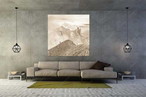 Bergsteigerin auf dem Grat zum Kuhkopf im Karwendelgebirge - Bergauf Bergab - Wandbild - Größe ca. 160x160cm, Seitenverhältnis 1:1 - Karwendel Kuhkopf Grabenkarturm - weitere Infos unter https://www.kriner-weiermann.de
