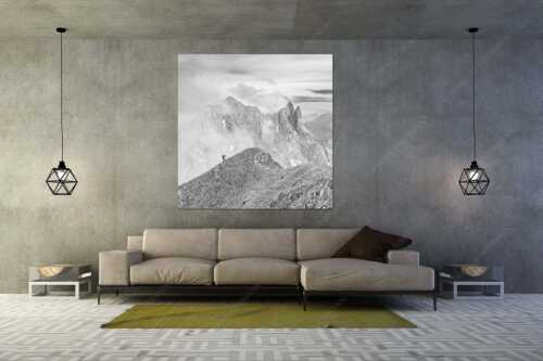 Bergsteigerin auf dem Grat zum Kuhkopf im Karwendelgebirge - Bergauf Bergab - Wandbild - Größe ca. 160x160cm, Seitenverhältnis 1:1 - Karwendel Kuhkopf Grabenkarturm - weitere Infos unter https://www.kriner-weiermann.de