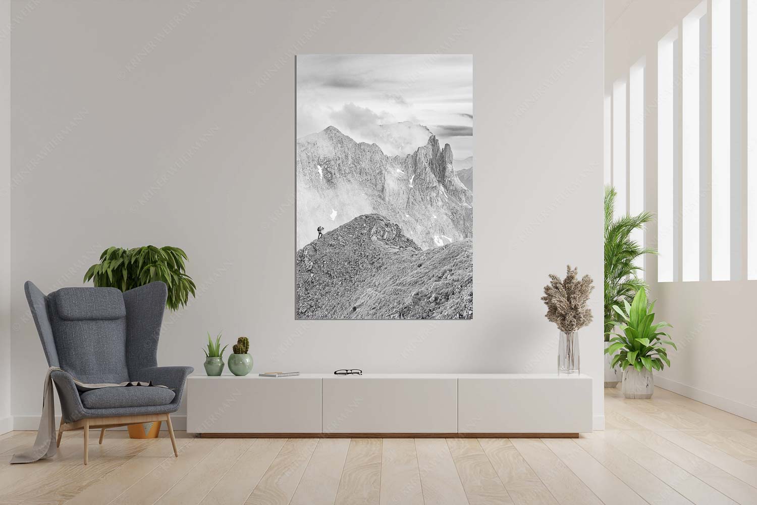 Bergauf Bergab – Wandbild – Größe ca. 120x180cm, Seitenverhältnis 2:3 — Karwendel Kuhkopf Grabenkarturm Bergsteigerin auf dem Grat zum Kuhkopf im Karwendelgebirge - Bergauf Bergab - Wandbild - Größe ca. 120x180cm, Seitenverhältnis 2:3 - Karwendel Kuhkopf Grabenkarturm - weitere Infos unter https://www.kriner-weiermann.de