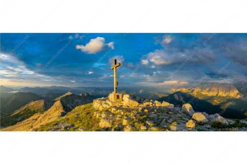 Blick von der Soiernspitze ins Karwendel - Dem Himmel nah - Seitenverhältnis 2,5:1 - Soiernspitze Gipfelkreuz - weitere Infos unter https://www.kriner-weiermann.de