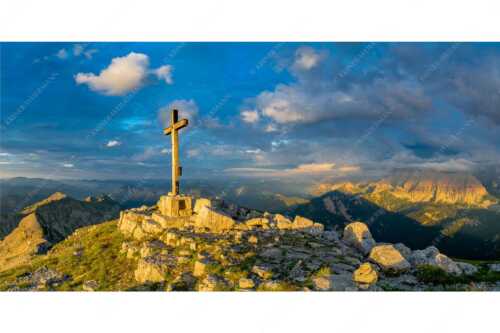 Blick von der Soiernspitze ins Karwendel - Dem Himmel nah - Seitenverhältnis 2:1 - Soiernspitze Gipfelkreuz - weitere Infos unter https://www.kriner-weiermann.de