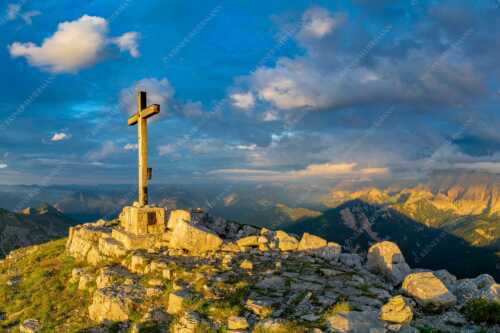Blick von der Soiernspitze ins Karwendel - Dem Himmel nah - Seitenverhältnis 3:2 - Soiernspitze Gipfelkreuz - weitere Infos unter https://www.kriner-weiermann.de