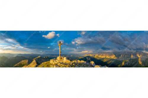Blick von der Soiernspitze ins Karwendel - Dem Himmel nah - Seitenverhältnis 4:1 - Soiernspitze Gipfelkreuz - weitere Infos unter https://www.kriner-weiermann.de