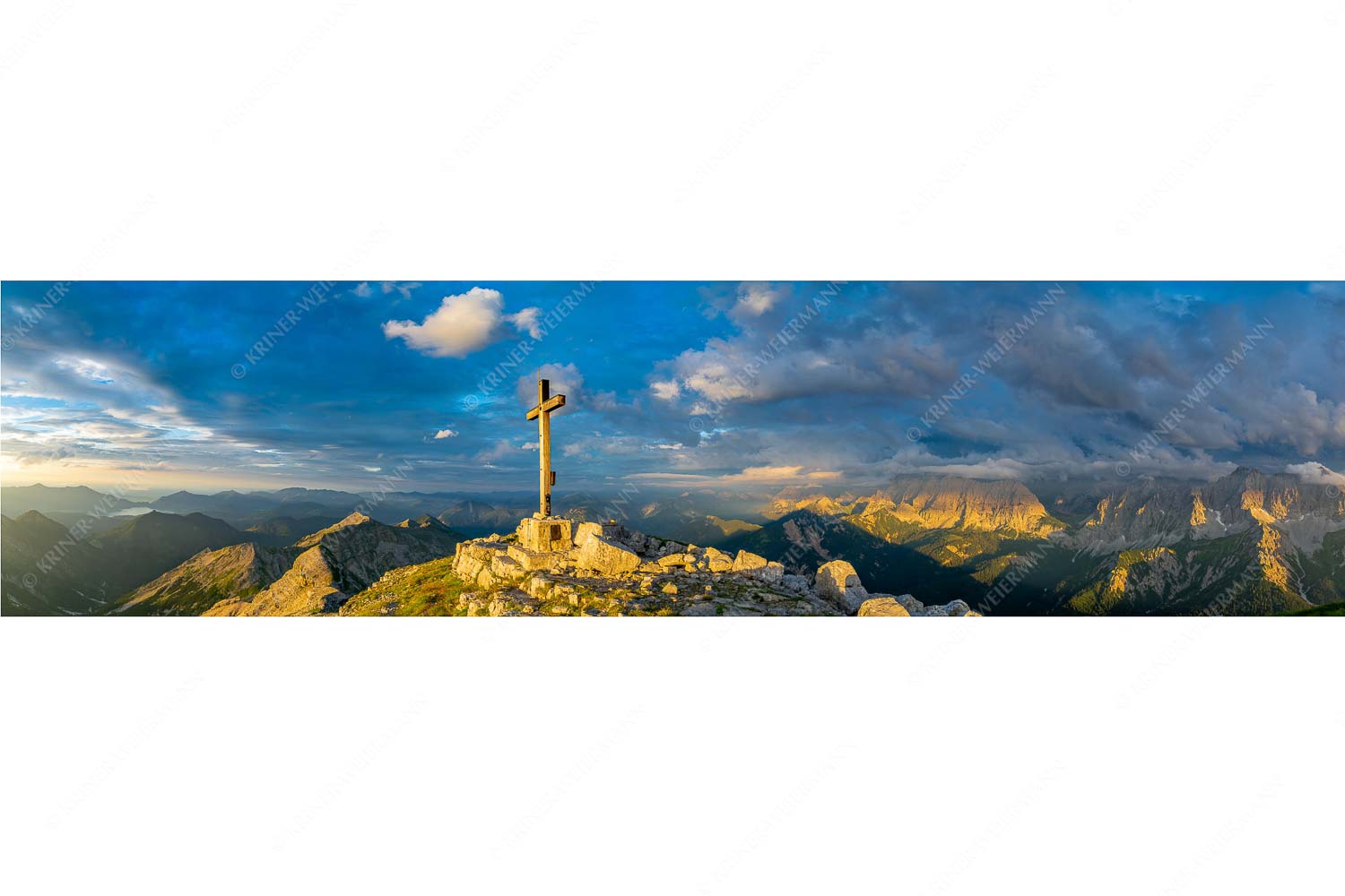 Blick von der Soiernspitze ins Karwendel - Dem Himmel nah - Seitenverhältnis 4:1 - Soiernspitze Gipfelkreuz - weitere Infos unter https://www.kriner-weiermann.de