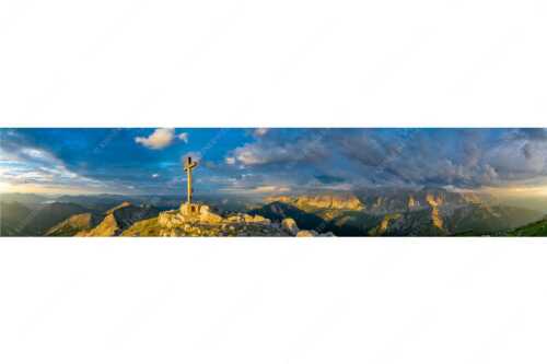 Blick von der Soiernspitze ins Karwendel - Dem Himmel nah - Seitenverhältnis 5:1 - Soiernspitze Gipfelkreuz - weitere Infos unter https://www.kriner-weiermann.de