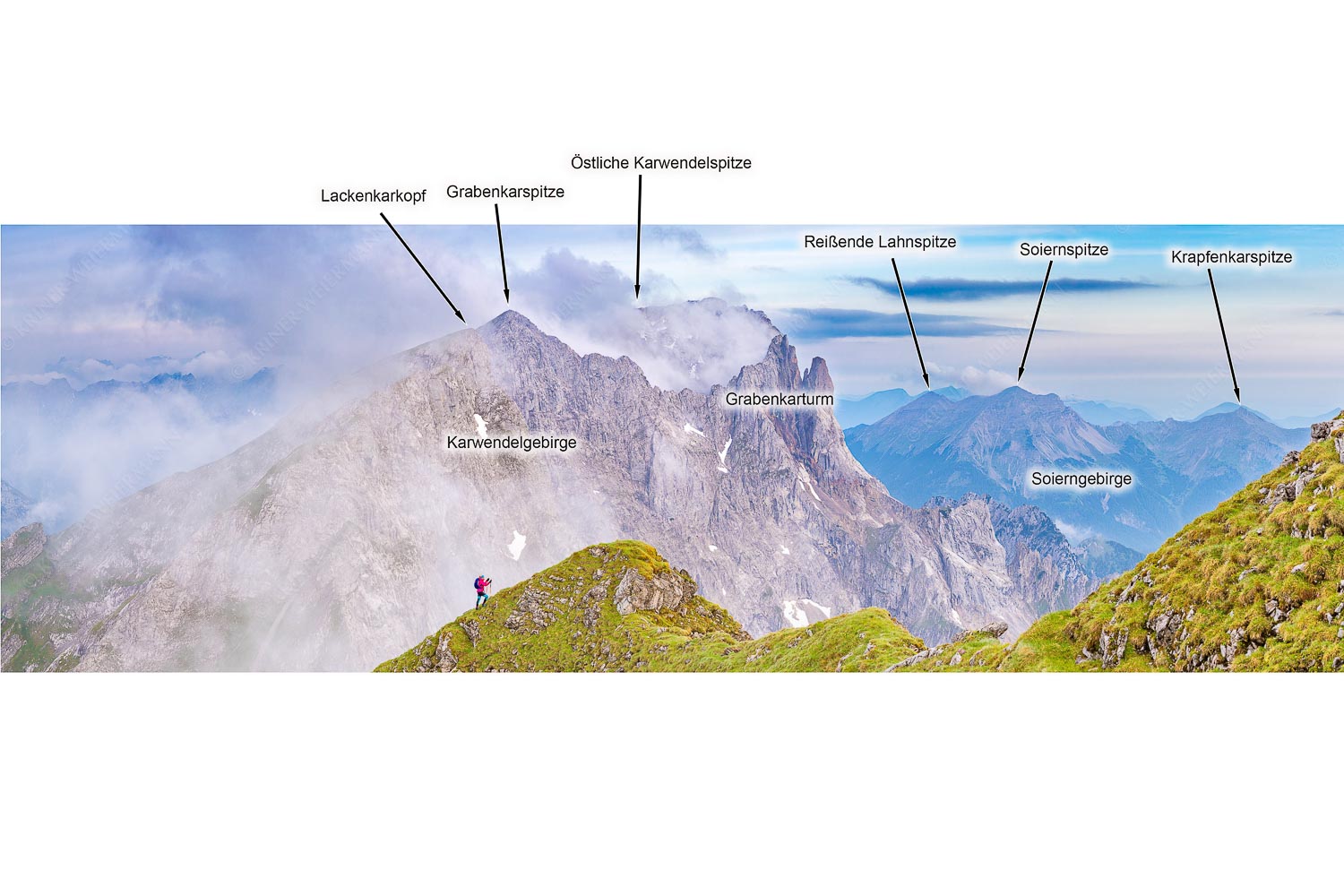 Bergsteigerin auf dem Grat zum Kuhkopf im Karwendelgebirge - Bergauf Bergab - 