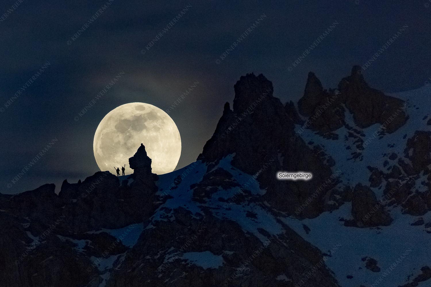 Zwei Skibergsteiger gegen den aufgehenden Vollmond an der Soiernspitze - Die Männer im Mond - 