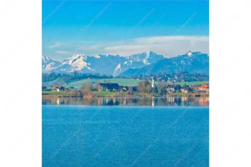 Blick über den Riegsee und Froschhausen zum Zugspitzmassiv - Froschhausener Morgen - Seitenverhältnis 1:1 - Riegsee und Froschhausen - weitere Infos unter https://www.kriner-weiermann.de
