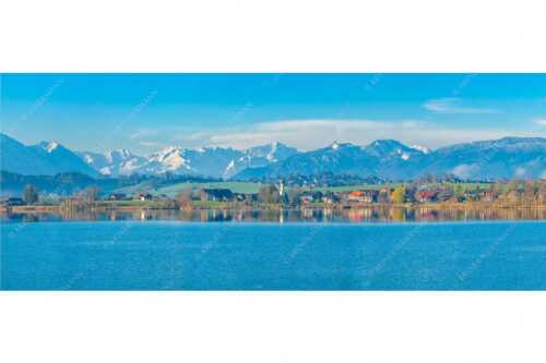 Blick über den Riegsee und Froschhausen zum Zugspitzmassiv - Froschhausener Morgen - Seitenverhältnis 2,5:1 - Riegsee und Froschhausen - weitere Infos unter https://www.kriner-weiermann.de