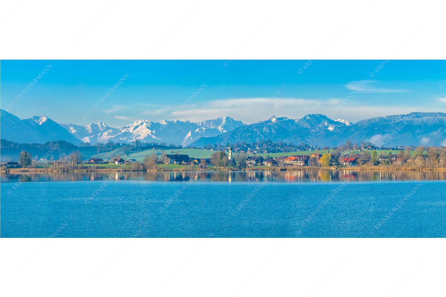 Froschhausener Morgen – Seitenverhältnis 2,5:1 — Riegsee und Froschhausen Blick über den Riegsee und Froschhausen zum Zugspitzmassiv