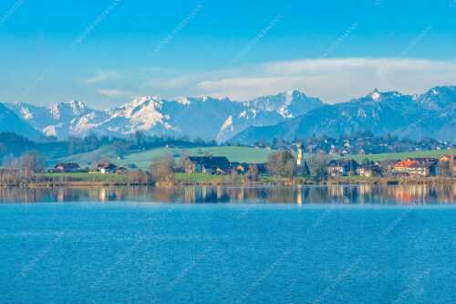 Blick über den Riegsee und Froschhausen zum Zugspitzmassiv - Froschhausener Morgen - Seitenverhältnis 3:2 - Riegsee und Froschhausen - weitere Infos unter https://www.kriner-weiermann.de