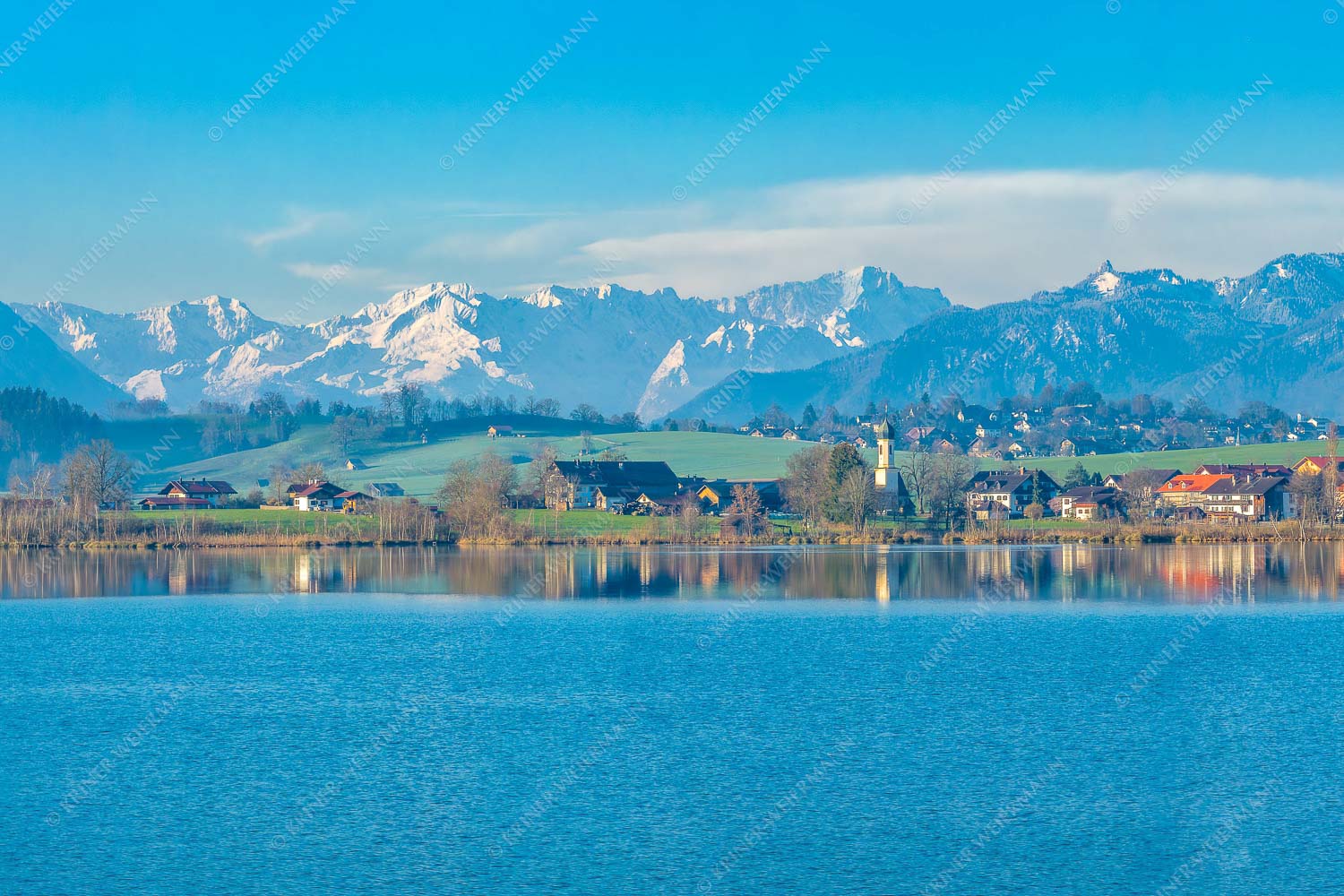 Blick über den Riegsee und Froschhausen zum Zugspitzmassiv