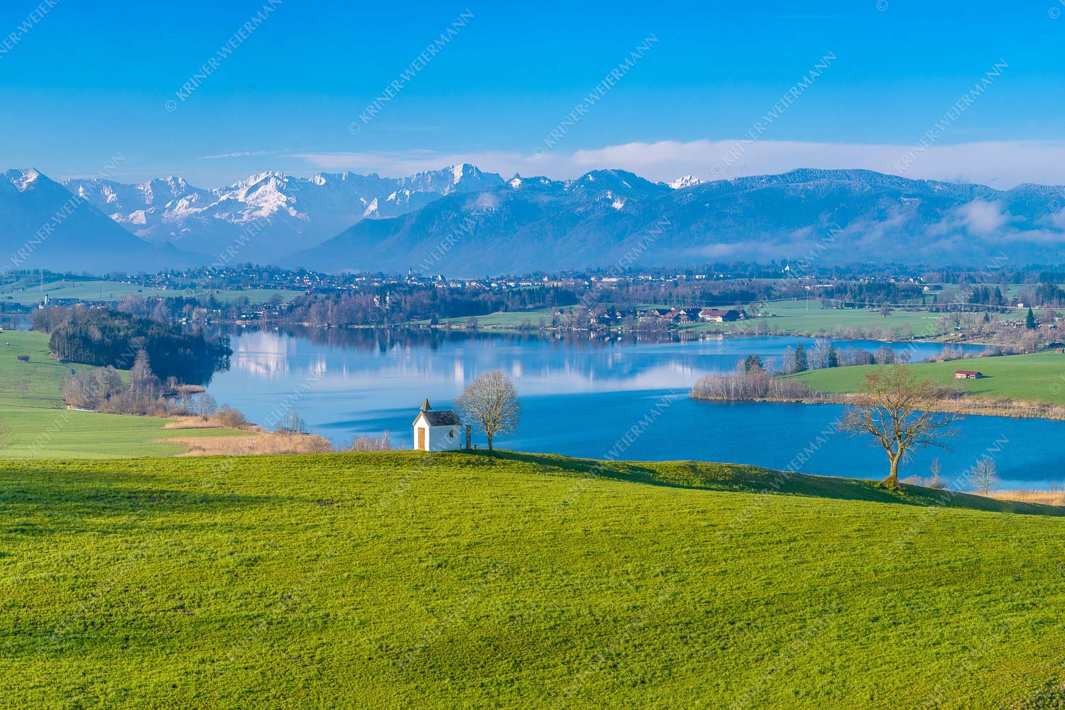 Frühlingsgöttin Ostara – Seitenverhältnis 3:2 — Mesnerhauskapelle Aidling Blick über den Riegsee zum Estergebirge, Wetterstein und Ammergauer Bergen - Frühlingsgöttin Ostara - Seitenverhältnis 3:2 - Mesnerhauskapelle Aidling - weitere Infos unter https://www.kriner-weiermann.de