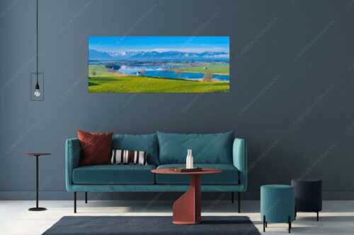 Blick über den Riegsee zum Estergebirge, Wetterstein und Ammergauer Bergen - Frühlingsgöttin Ostara - Wandbild - Größe ca. 175x70cm, Seitenverhältnis 2,5:1 - Mesnerhauskapelle Aidling - weitere Infos unter https://www.kriner-weiermann.de
