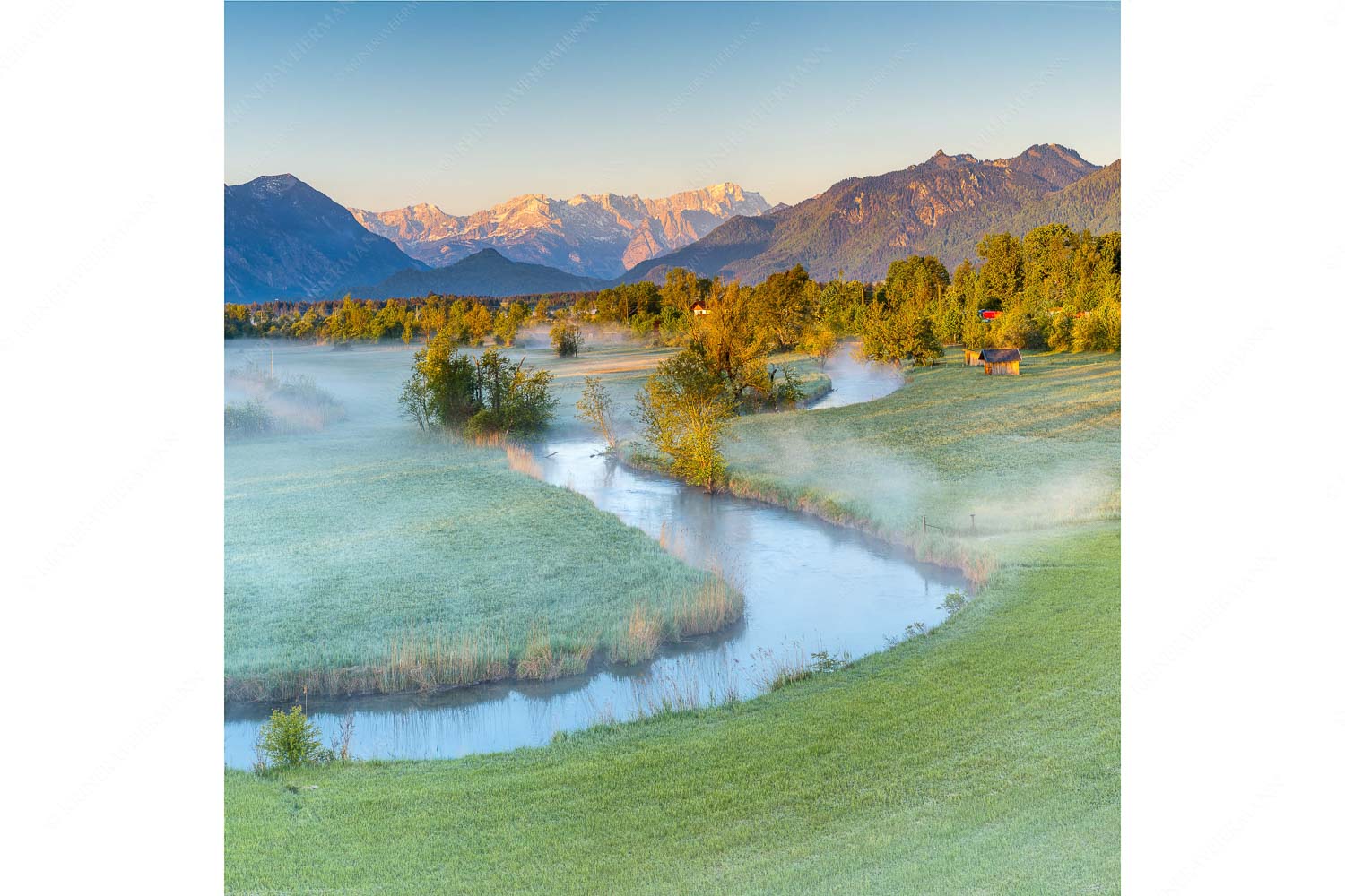 Ramsach bei Murnau mit Blick zum Estergebirge, Wetterstein und den Ammergauern Alpen - Ramsachschleife II - Seitenverhältnis 1:1 - Ramsach Murnau - weitere Infos unter https://www.kriner-weiermann.de