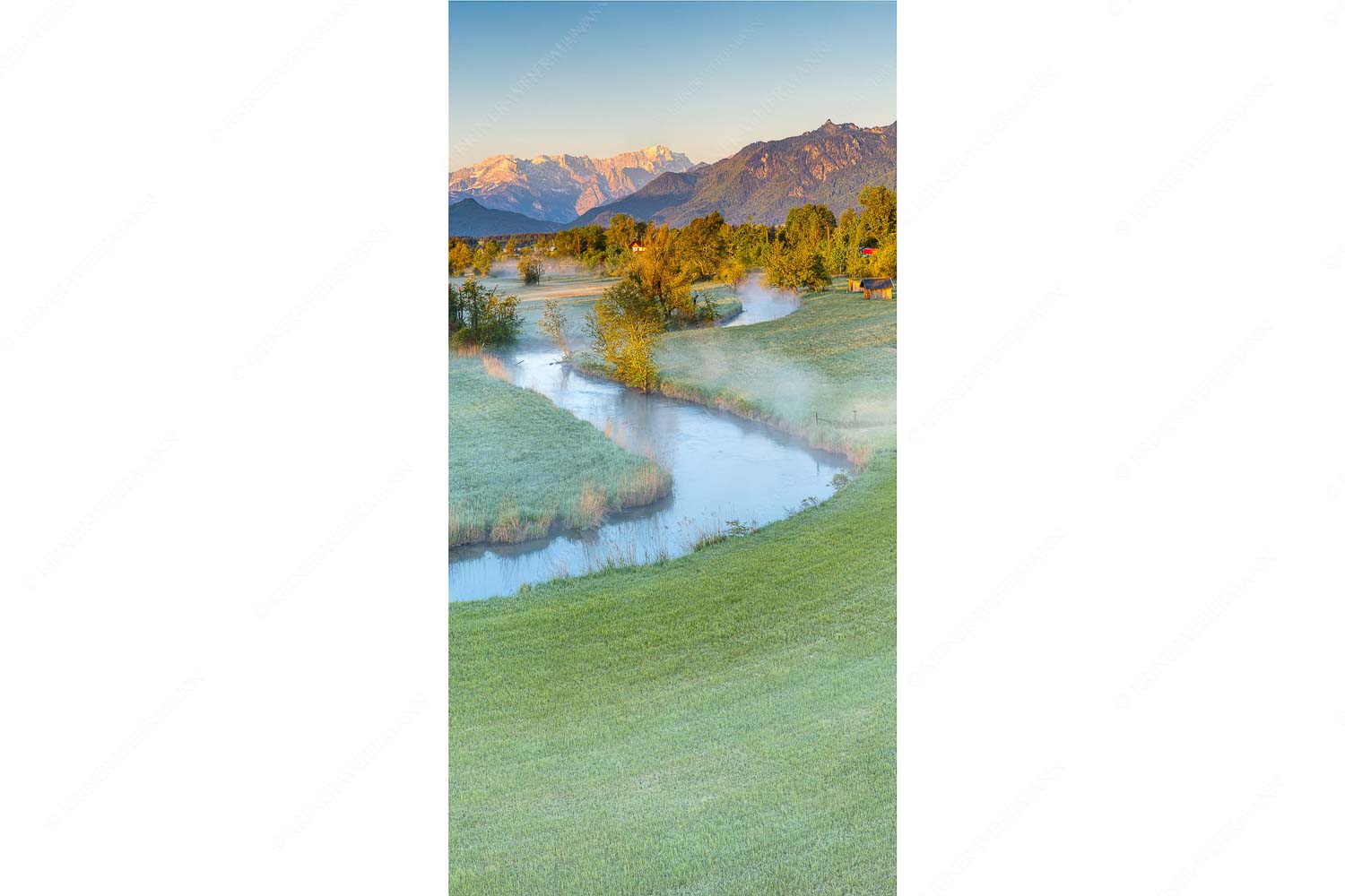 Ramsach bei Murnau mit Blick zum Estergebirge, Wetterstein und den Ammergauern Alpen - Ramsachschleife II - Seitenverhältnis 1:2 - Ramsach Murnau - weitere Infos unter https://www.kriner-weiermann.de