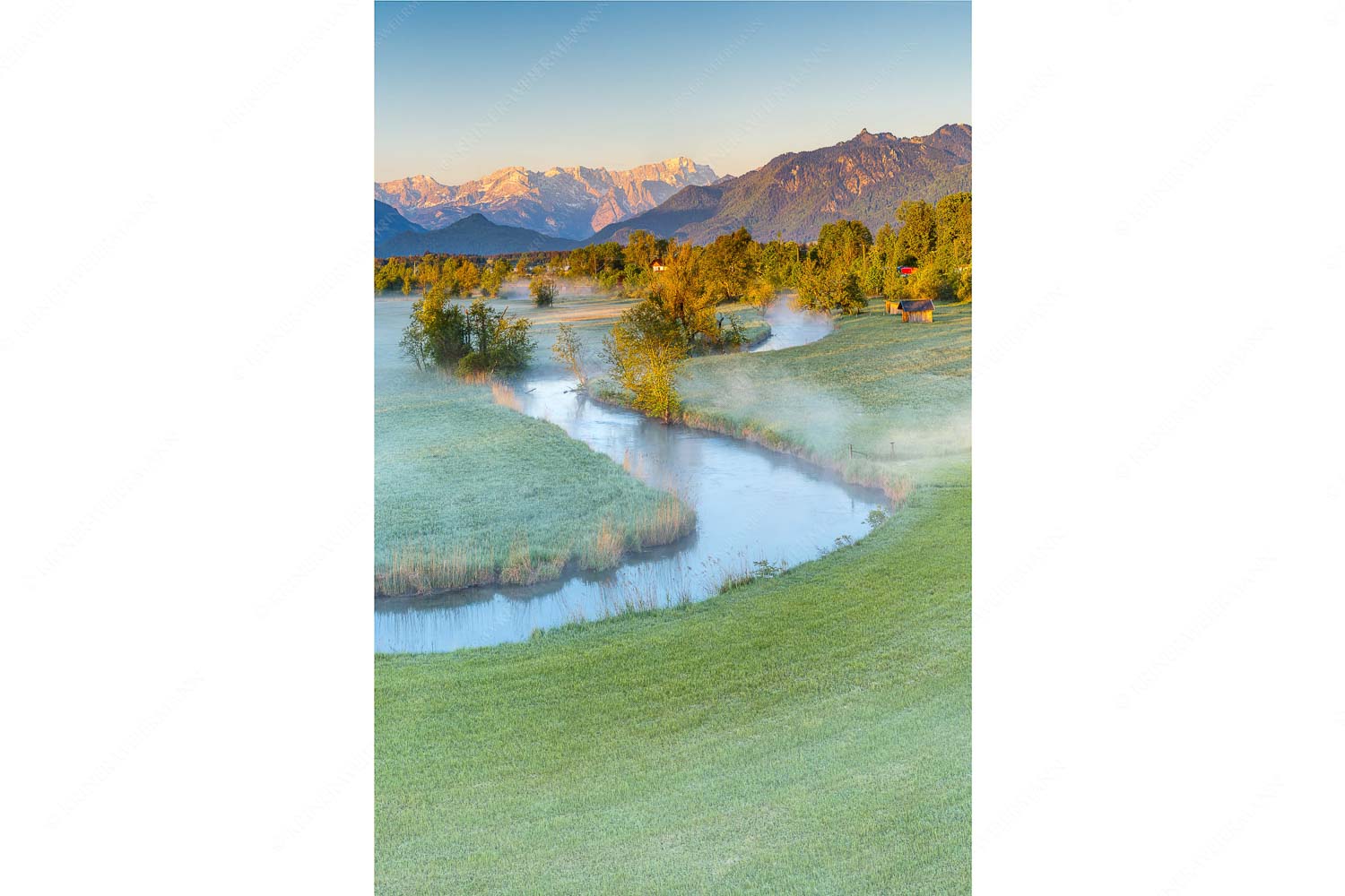 Ramsach bei Murnau mit Blick zum Estergebirge, Wetterstein und den Ammergauern Alpen - Ramsachschleife II - Seitenverhältnis 2:3 - Ramsach Murnau - weitere Infos unter https://www.kriner-weiermann.de