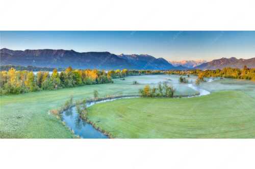 Ramsach bei Murnau mit Blick zum Estergebirge, Wetterstein und den Ammergauern Alpen - Ramsachschleife - Seitenverhältnis 2,5:1 - Ramsach Murnau - weitere Infos unter https://www.kriner-weiermann.de