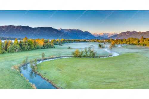 Ramsach bei Murnau mit Blick zum Estergebirge, Wetterstein und den Ammergauern Alpen - Ramsachschleife - Seitenverhältnis 2:1 - Ramsach Murnau - weitere Infos unter https://www.kriner-weiermann.de