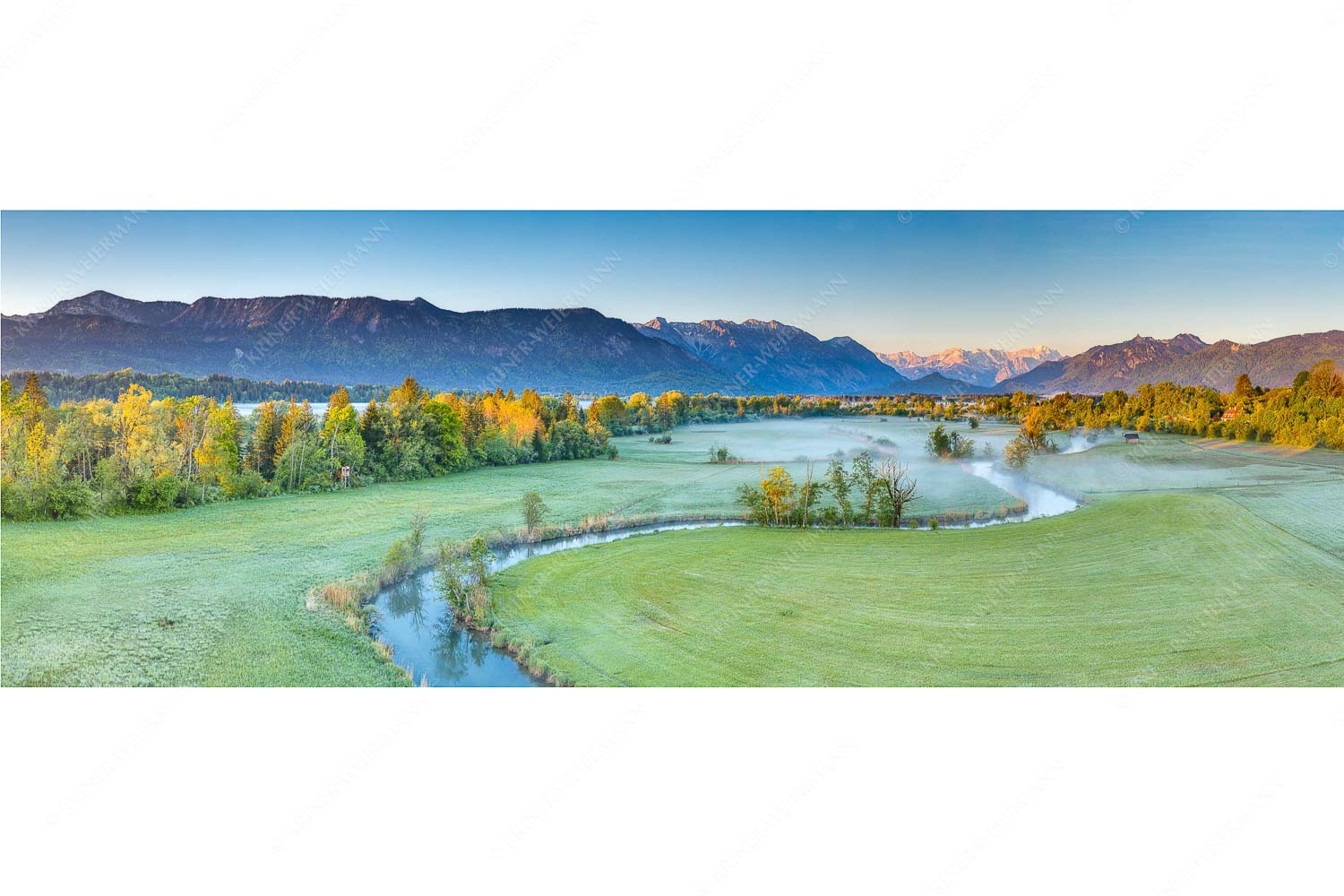 Ramsach bei Murnau mit Blick zum Estergebirge, Wetterstein und den Ammergauern Alpen - Ramsachschleife - Seitenverhältnis 3:1 - Ramsach Murnau - weitere Infos unter https://www.kriner-weiermann.de