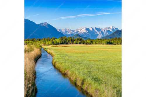 Blick über das Murnauer Moos durchs Loisachtal zum Zugspitzmassiv - Stille Linie - Seitenverhältnis 1:1 - Murnauer Moos Loisachtal - weitere Infos unter https://www.kriner-weiermann.de