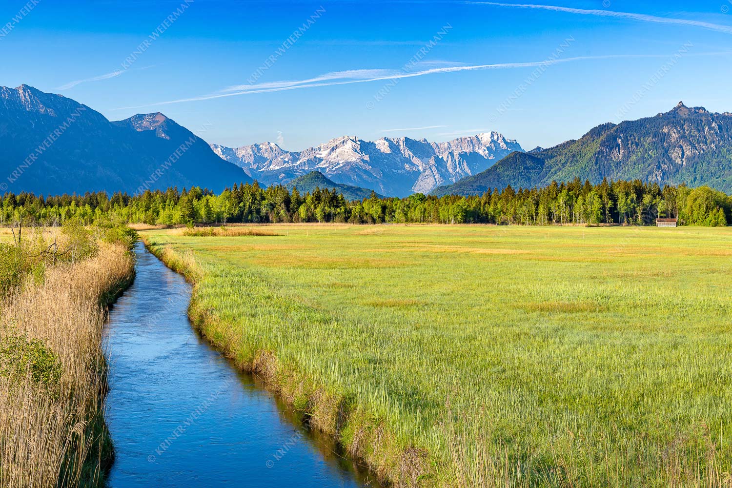 Blick über das Murnauer Moos durchs Loisachtal zum Zugspitzmassiv