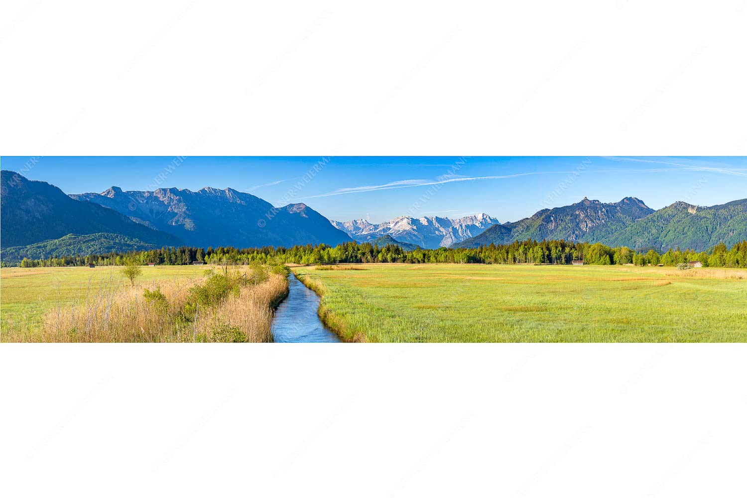 Blick über das Murnauer Moos durchs Loisachtal zum Zugspitzmassiv - Stille Linie - Seitenverhältnis 4:1 - Murnauer Moos Loisachtal - weitere Infos unter https://www.kriner-weiermann.de