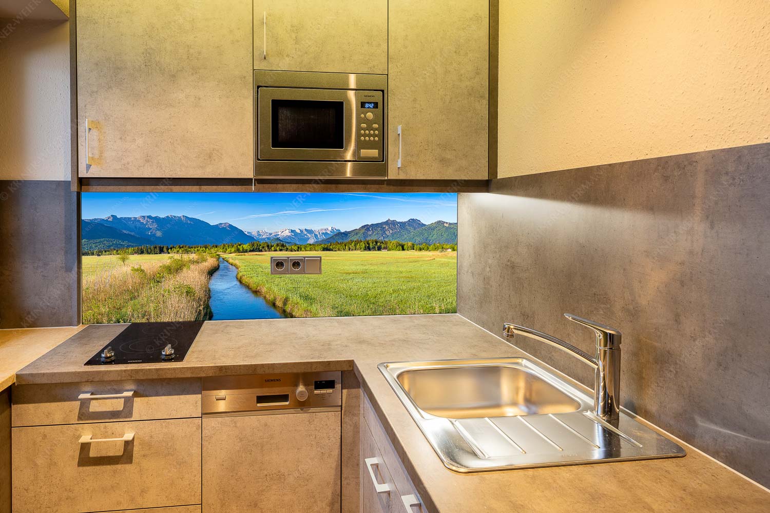 Stille Linie – Küchenrückwand – Größe ca. 150x60cm, Seitenverhältnis 2,5:1 — Murnauer Moos Loisachtal Blick über das Murnauer Moos durchs Loisachtal zum Zugspitzmassiv - Stille Linie - Küchenrückwand - Größe ca. 150x60cm, Seitenverhältnis 2,5:1 - Murnauer Moos Loisachtal - weitere Infos unter https://www.kriner-weiermann.de