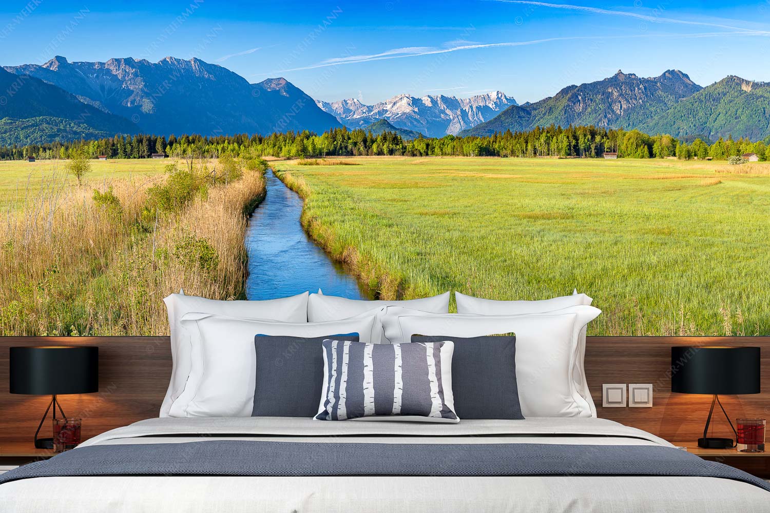 Stille Linie – Fototapete – Größe ca. 350x140cm, Seitenverhältnis 2,5:1 — Murnauer Moos Loisachtal Blick über das Murnauer Moos durchs Loisachtal zum Zugspitzmassiv - Stille Linie - Fototapete - Größe ca. 350x140cm, Seitenverhältnis 2,5:1 - Murnauer Moos Loisachtal - weitere Infos unter https://www.kriner-weiermann.de