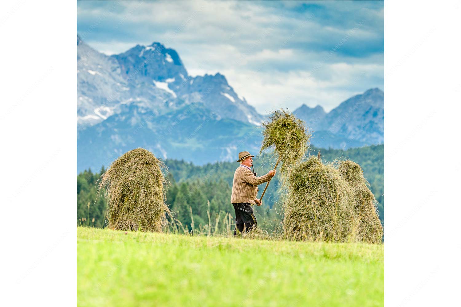 Wia friahra – Seitenverhältnis 1:1 — Heuarbeit Heustankern Stanker vor Zugspitzmassiv mit Hochblassen, Alpspitze, Zugspitze und Waxenstein