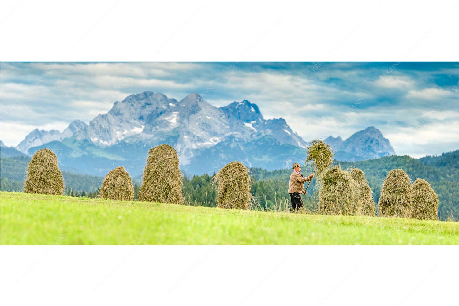 Stanker vor Zugspitzmassiv mit Hochblassen, Alpspitze, Zugspitze und Waxenstein - Wia friahra - Seitenverhältnis 2,5:1 - Heuarbeit Heustankern - weitere Infos unter https://www.kriner-weiermann.de
