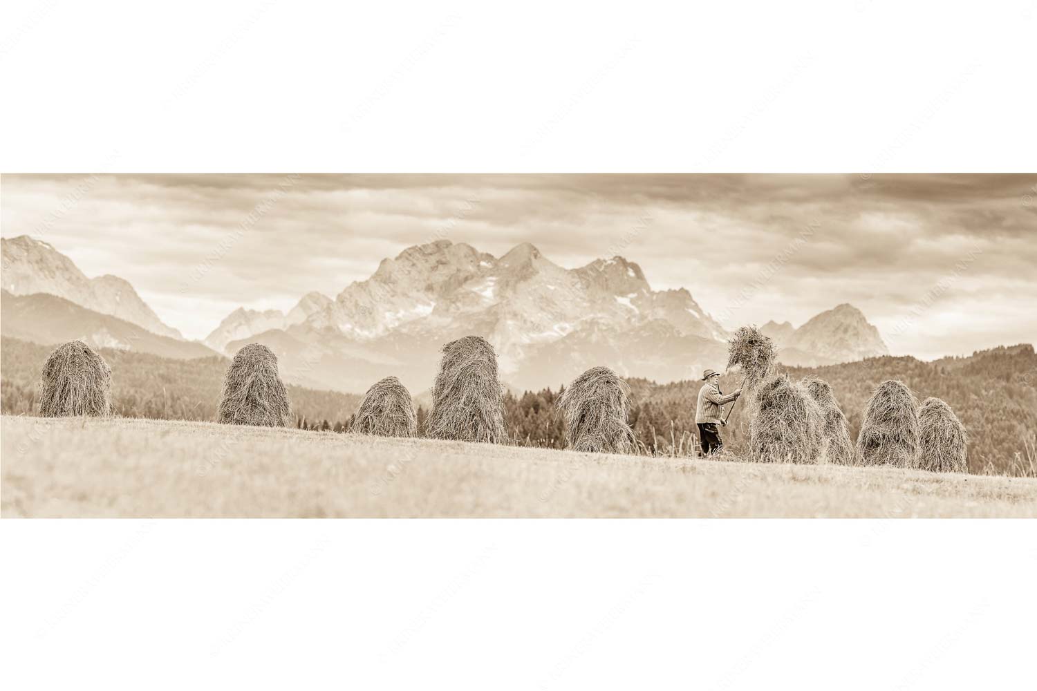 Wia friahra – Seitenverhältnis 3:1 — Heuarbeit Heustankern Stanker vor Zugspitzmassiv mit Hochblassen, Alpspitze, Zugspitze und Waxenstein