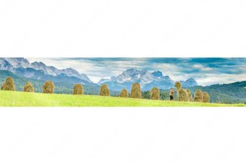 Stanker vor Zugspitzmassiv mit Hochblassen, Alpspitze, Zugspitze und Waxenstein - Wia friahra - Seitenverhältnis 5:1 - Heuarbeit Heustankern - weitere Infos unter https://www.kriner-weiermann.de
