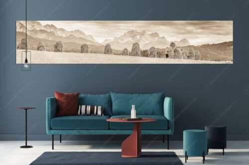 Stanker vor Zugspitzmassiv mit Hochblassen, Alpspitze, Zugspitze und Waxenstein - Wia friahra - Wandbild - Größe ca. 350x70cm, Seitenverhältnis 5:1 - Heuarbeit Heustankern - weitere Infos unter https://www.kriner-weiermann.de