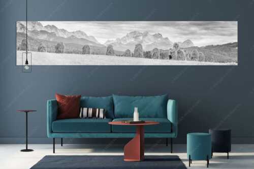 Stanker vor Zugspitzmassiv mit Hochblassen, Alpspitze, Zugspitze und Waxenstein - Wia friahra - Wandbild - Größe ca. 350x70cm, Seitenverhältnis 5:1 - Heuarbeit Heustankern - weitere Infos unter https://www.kriner-weiermann.de