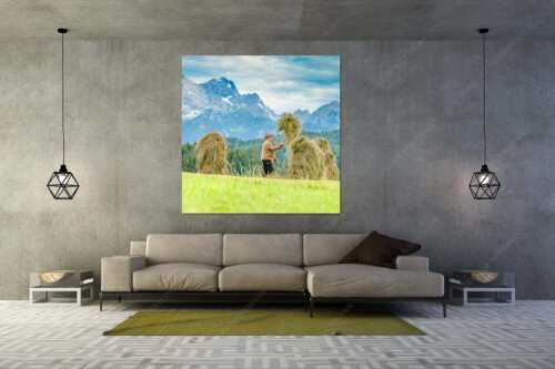Stanker vor Zugspitzmassiv mit Hochblassen, Alpspitze, Zugspitze und Waxenstein - Wia friahra - Wandbild - Größe ca. 160x160cm, Seitenverhältnis 1:1 - Heuarbeit Heustankern - weitere Infos unter https://www.kriner-weiermann.de