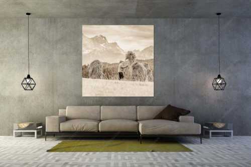 Stanker vor Zugspitzmassiv mit Hochblassen, Alpspitze, Zugspitze und Waxenstein - Wia friahra - Wandbild - Größe ca. 160x160cm, Seitenverhältnis 1:1 - Heuarbeit Heustankern - weitere Infos unter https://www.kriner-weiermann.de