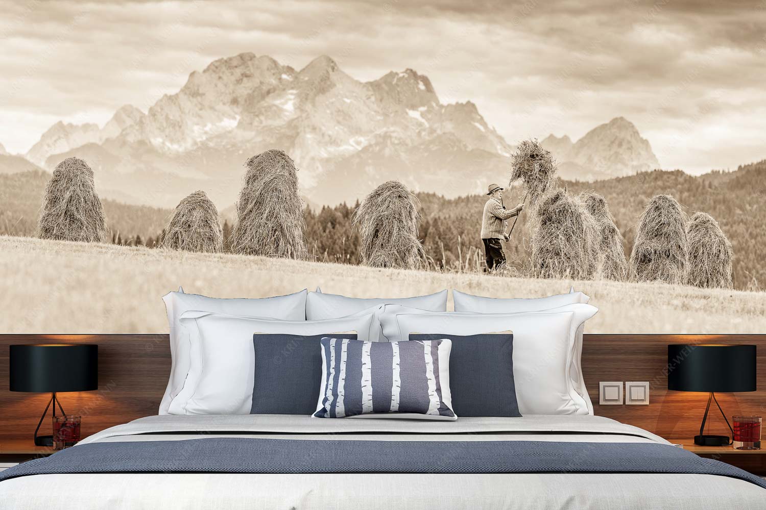 Wia friahra – Fototapete – Größe ca. 350x140cm, Seitenverhältnis 2,5:1 — Heuarbeit Heustankern Stanker vor Zugspitzmassiv mit Hochblassen, Alpspitze, Zugspitze und Waxenstein - Wia friahra - Fototapete - Größe ca. 350x140cm, Seitenverhältnis 2,5:1 - Heuarbeit Heustankern - weitere Infos unter https://www.kriner-weiermann.de