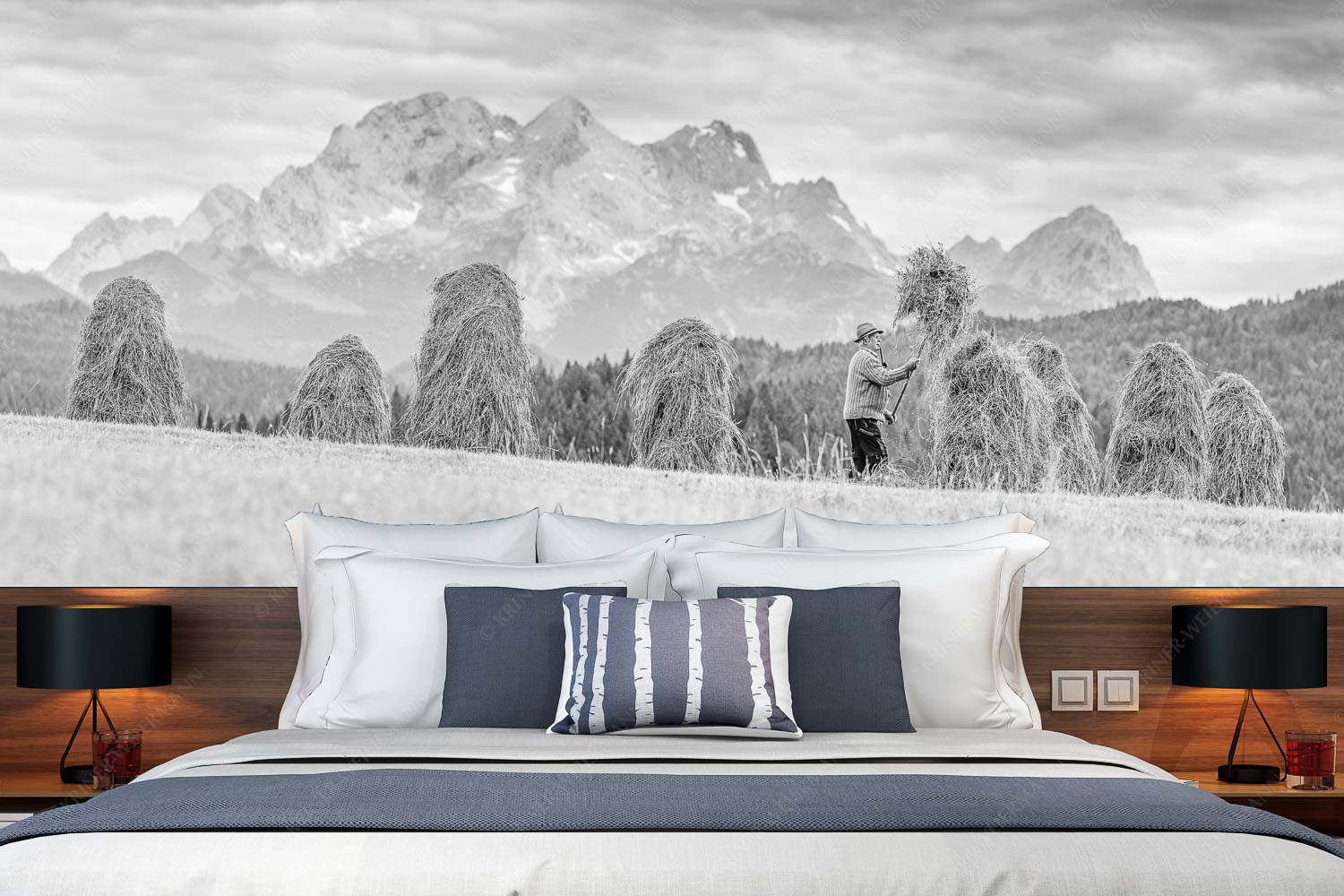 Wia friahra – Fototapete – Größe ca. 350x140cm, Seitenverhältnis 2,5:1 — Heuarbeit Heustankern Stanker vor Zugspitzmassiv mit Hochblassen, Alpspitze, Zugspitze und Waxenstein - Wia friahra - Fototapete - Größe ca. 350x140cm, Seitenverhältnis 2,5:1 - Heuarbeit Heustankern - weitere Infos unter https://www.kriner-weiermann.de