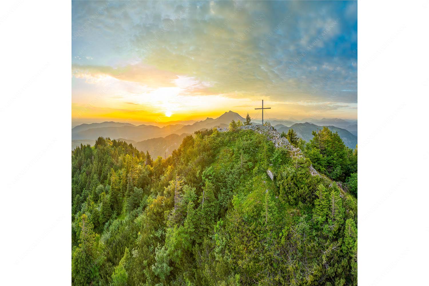 Gipfelkreuz am Rabenkopf im ersten Licht über der Benediktenwand