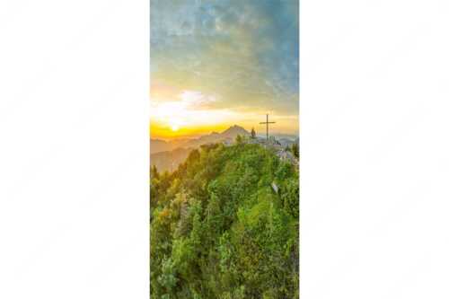 Gipfelkreuz am Rabenkopf im ersten Licht über der Benediktenwand - Ins Licht tauchen - Seitenverhältnis 1:2 - Rabenkopf und Benediktenwand - weitere Infos unter https://www.kriner-weiermann.de