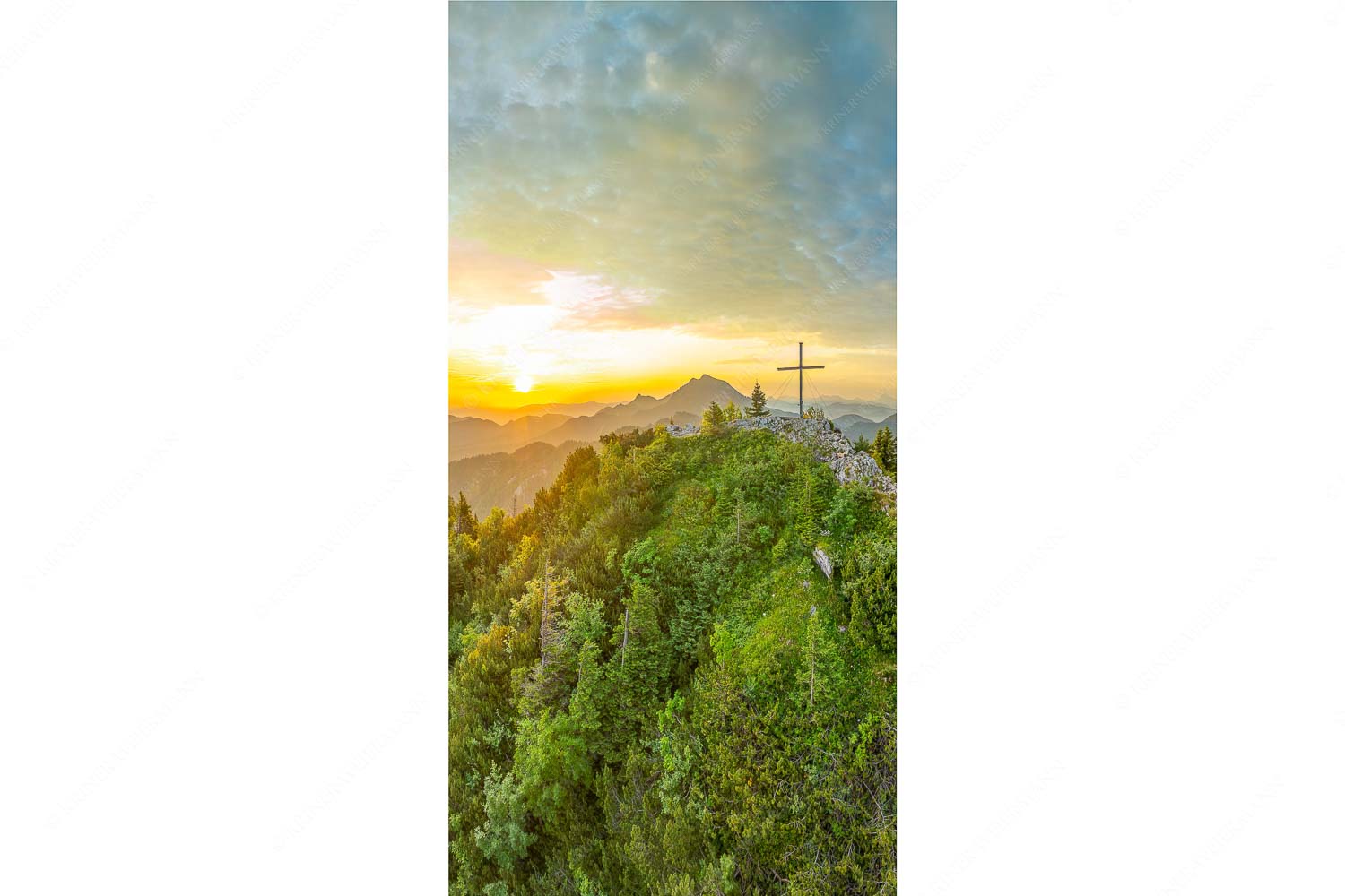 Gipfelkreuz am Rabenkopf im ersten Licht über der Benediktenwand - Ins Licht tauchen - Seitenverhältnis 1:2 - Rabenkopf und Benediktenwand - weitere Infos unter https://www.kriner-weiermann.de