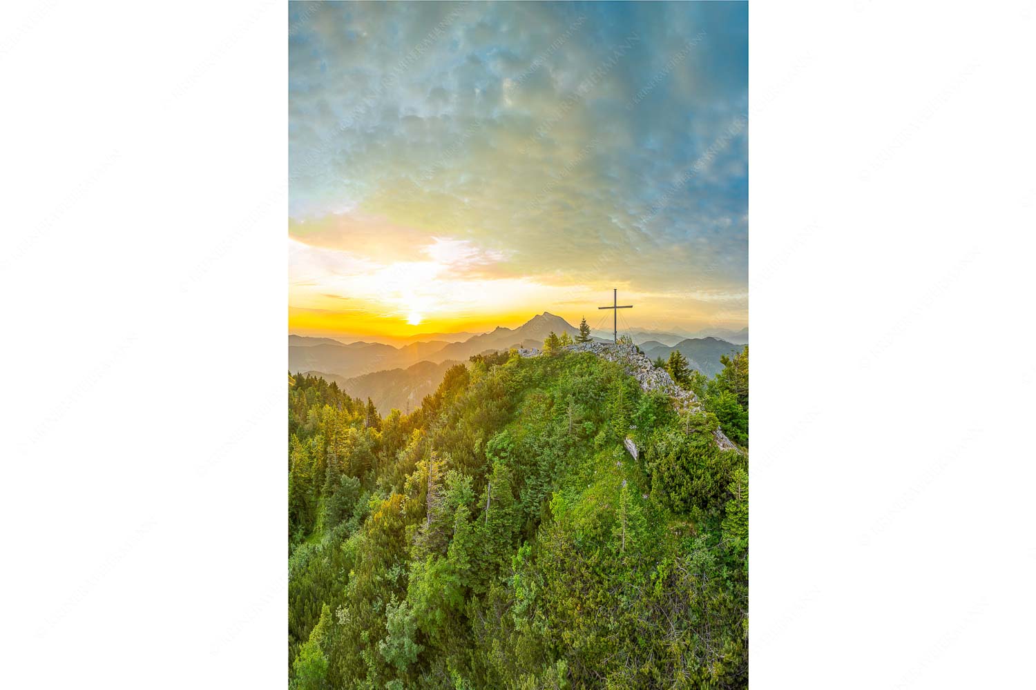 Ins Licht tauchen – Seitenverhältnis 2:3 — Rabenkopf und Benediktenwand Gipfelkreuz am Rabenkopf im ersten Licht über der Benediktenwand