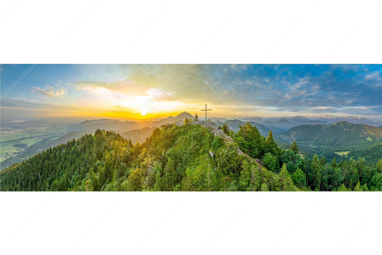 Gipfelkreuz am Rabenkopf im ersten Licht über der Benediktenwand