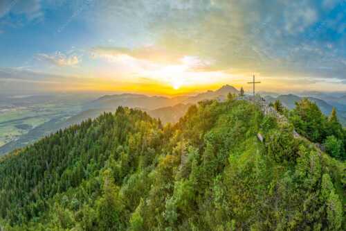 Gipfelkreuz am Rabenkopf im ersten Licht über der Benediktenwand - Ins Licht tauchen - Seitenverhältnis 3:2 - Rabenkopf und Benediktenwand - weitere Infos unter https://www.kriner-weiermann.de