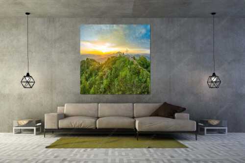 Gipfelkreuz am Rabenkopf im ersten Licht über der Benediktenwand - Ins Licht tauchen - Wandbild - Größe ca. 160x160cm, Seitenverhältnis 1:1 - Rabenkopf und Benediktenwand - weitere Infos unter https://www.kriner-weiermann.de