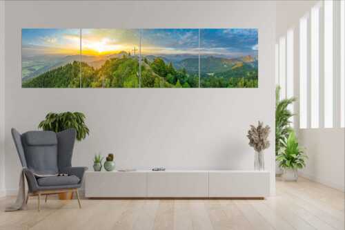 Gipfelkreuz am Rabenkopf im ersten Licht über der Benediktenwand - Ins Licht tauchen - Wandbild - 4er Split, Größe ca. 280x70cm, Seitenverhältnis 4:1 - Rabenkopf und Benediktenwand - weitere Infos unter https://www.kriner-weiermann.de